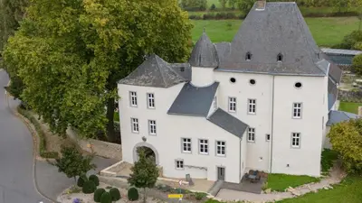 Das Gebäude in dem sich die Villa befindet