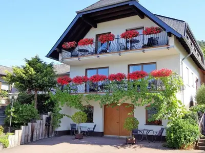 Das Gebäude in dem sich das Ferienhaus befindet
