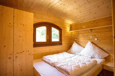 Ein Bett oder Betten in einem Zimmer der Unterkunft Eifel-Camp Freilinger See