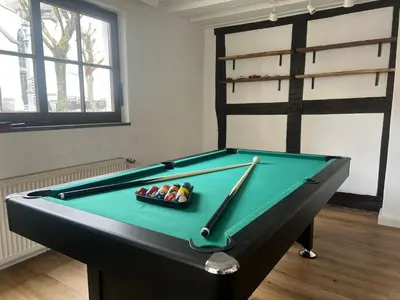 Ein Billardtisch in der Unterkunft NringRooms am Markt
