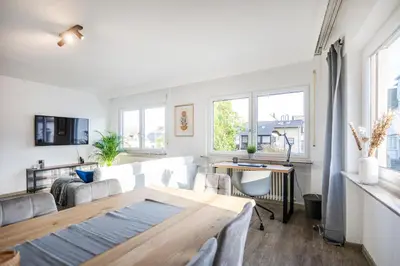 TV/Unterhaltungsangebot in der Unterkunft Untere Rheinblick-Oase Komfort mit 2 SZ Balkon