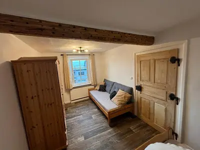 Ein Sitzbereich in der Unterkunft Ferienwohnung Streamatze auf Whiskey's Farm