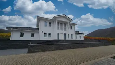 Ein allgemeiner Bergblick oder ein Berglick von der Villa aus