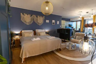 Ein Bett oder Betten in einem Zimmer der Unterkunft Cozy Souterrain Terrasse Garten Panoramablick