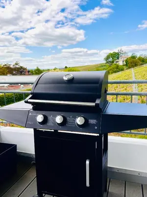 Ein für Gäste verfügbarer Grill in der Ferienwohnung