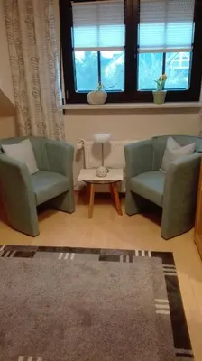 Ein Sitzbereich in der Unterkunft Zimmer Schmitz