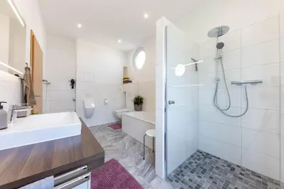 Ein Badezimmer in der Unterkunft Rheinland Apartments - Stilvolle, moderne Unterkunft mit kostenfreiem WLAN und Parkplatz