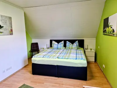 Ein Bett oder Betten in einem Zimmer der Unterkunft Ferienwohnung Am Korretsberg