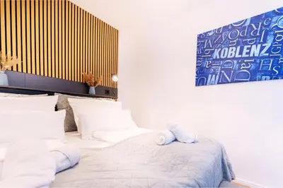 Ein Bett oder Betten in einem Zimmer der Unterkunft Studio Loreley am Rhein, moderne & vollausgestatte 40qm, Küche, Netflix, WM