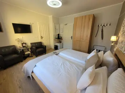 Ein Bett oder Betten in einem Zimmer der Unterkunft Gästehaus Burgberg, Weinhaus Fries