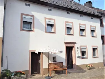 Das Gebäude in dem sich das Ferienhaus befindet