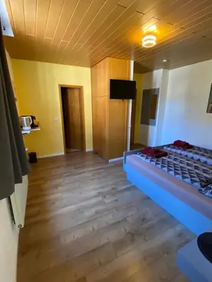 Ein Bett oder Betten in einem Zimmer der Unterkunft Münzbach Ferienzimmer im historischen Stadtkern