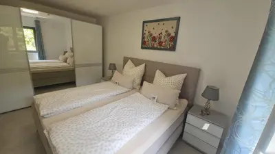 Ein Bett oder Betten in einem Zimmer der Unterkunft Ferienwohnung Ahrfair im Kräutergarten