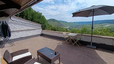 Ein allgemeiner Bergblick oder ein Berglick von der Lodge aus