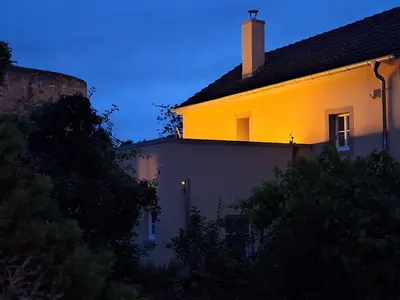 Das Gebäude in dem sich das Ferienhaus befindet