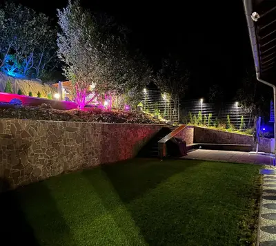 Ein Garten an der Unterkunft Luxus-Familienvilla mit privatem Pool und XXL Whirlpool, Kamin, Grill & Blick in die Weinberge