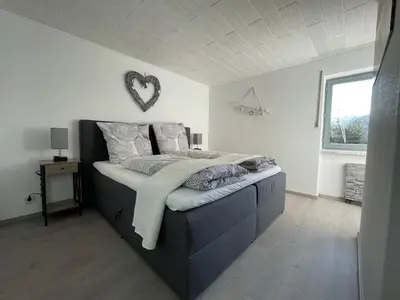 Ein Bett oder Betten in einem Zimmer der Unterkunft Moselgarten Bullay Zentral Grün Direkt an der Mosel