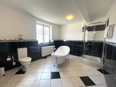 Ein Badezimmer in der Unterkunft KAROLINGERHOF - Mosel