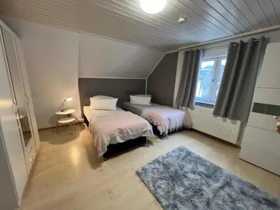 Ein Bett oder Betten in einem Zimmer der Unterkunft Geräumige Ferienwohnung in direkter Nähe zum Rhein
