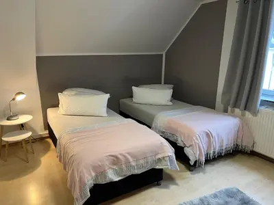 Ein Bett oder Betten in einem Zimmer der Unterkunft Geräumige Ferienwohnung in direkter Nähe zum Rhein