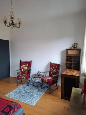 Ein Sitzbereich in der Unterkunft Ferienzimmer by Riela im ehemaligem Hotel Schöneck