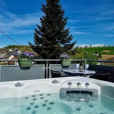 Wellnesshaus Dorfblick mit Outdoor-Jacuzzi und Infrarotkabine