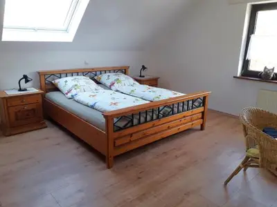 Ein Bett oder Betten in einem Zimmer der Unterkunft Landhaus Grimburg - Ferienwohnung Obergeschoss