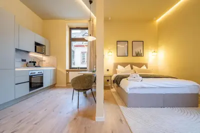 Ein Bett oder Betten in einem Zimmer der Unterkunft LLR Design Apartment - Green Botanical im Zentrum von Koblenz