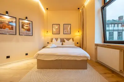Ein Bett oder Betten in einem Zimmer der Unterkunft LLR Design Apartment - Orange Mandarine im Zentrum von Koblenz