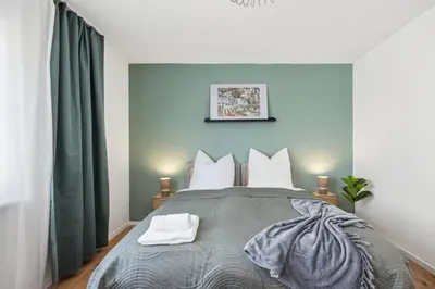 Ein Bett oder Betten in einem Zimmer der Unterkunft DDHomes- Firmen & Monteure App - 6 Pers,Balkon,zentral, SmartTV