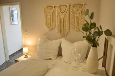 Ein Bett oder Betten in einem Zimmer der Unterkunft BG Living & Hosting - Großzügiges Ferienhaus an der Mosel in Traben-Trarbach - Top Lage - bis 16 Personen, Parkplatz, WLAN & Netflix