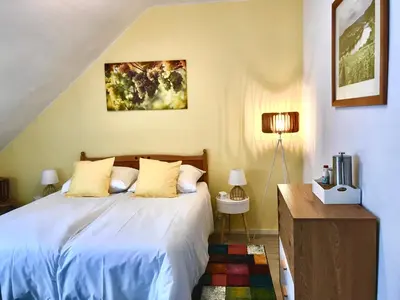 Ein Bett oder Betten in einem Zimmer der Unterkunft Klein und Fein für nach dem Wein, Römerstraße