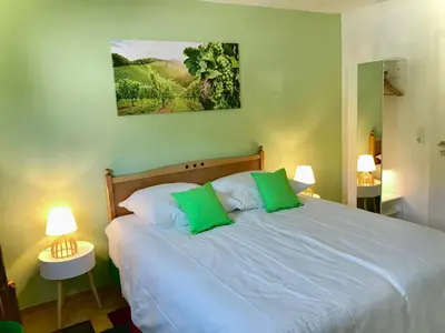 Ein Bett oder Betten in einem Zimmer der Unterkunft Klein und Fein für nach dem Wein, Römerstraße