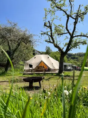 Naturlandschaft in der Nähe der Zelt-Lodge