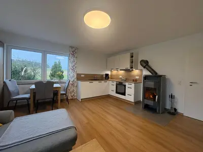 Küche/Küchenzeile in der Unterkunft Kamin-Apartment Bodanum mit eigener Terrasse - naturnahe Ortsrandlage - VDSL - 10 min zum Nürburgring