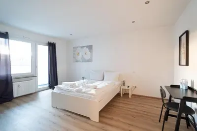 Ein Bett oder Betten in einem Zimmer der Unterkunft Cozy 2-room apartment with WiFi & SKY