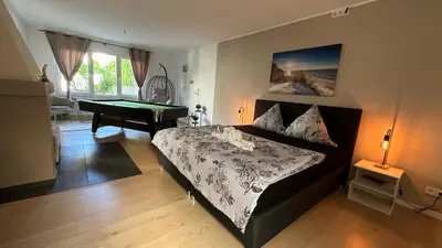 Ein Bett oder Betten in einem Zimmer der Unterkunft Burg Panoramablick City Retreat Moderne FeWo