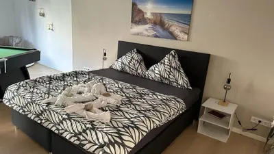 Ein Bett oder Betten in einem Zimmer der Unterkunft Burg Panoramablick City Retreat Moderne FeWo