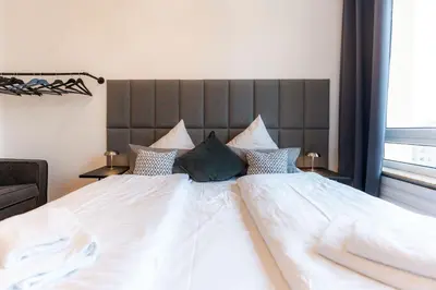 Ein Bett oder Betten in einem Zimmer der Unterkunft 3-Floor Oasis in the Heart of Koblenz, Sleeps 16