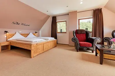 Ein Bett oder Betten in einem Zimmer der Unterkunft Onkel Toms Hütte, Weingut Friedhelm Lenz