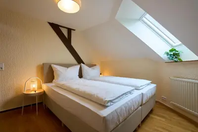 Ein Bett oder Betten in einem Zimmer der Unterkunft MARX - Charmantes Apartment im Stadtzentrum von Trier - bis 6 Gäste, 2 Schlafzimmer, WLAN & Waschmaschine