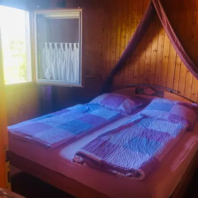 Ein Bett oder Betten in einem Zimmer der Unterkunft Authentiek, Vintage Chalet aan de Bosrand