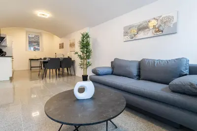 Ein Sitzbereich in der Unterkunft Fewomo, Moselzeit Apartment, Stilvolle Fewo für Genießer nähe Schloss