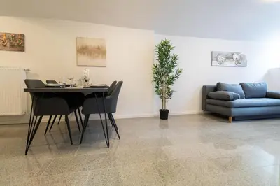 Ein Sitzbereich in der Unterkunft Fewomo, Moselzeit Apartment, Stilvolle Fewo für Genießer nähe Schloss