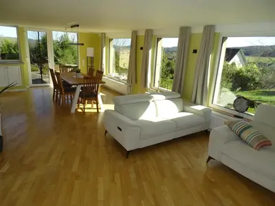 Ein Sitzbereich in der Unterkunft Ferienhaus Eifelgruß, in schöner Waldrandlage und tollem Naturgarten