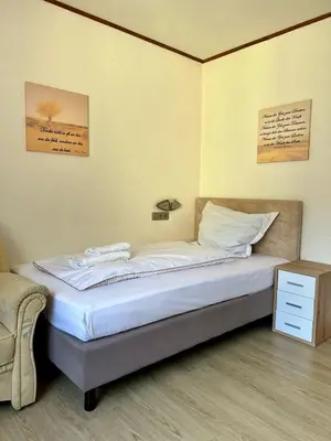Ein Bett oder Betten in einem Zimmer der Unterkunft Hotel Haus Christa