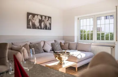Ein Sitzbereich in der Unterkunft Reet am Rhein - Chateau