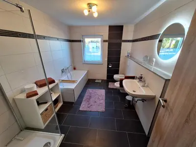 Ein Badezimmer in der Unterkunft Neue Ferienwohnung auf dem Land