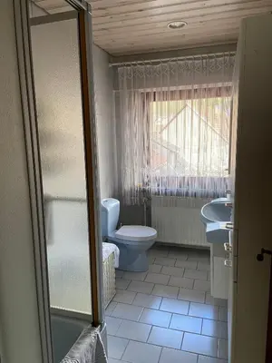Ein Badezimmer in der Unterkunft Ferienhaus im schönen Winzerdorf Kirschroth mit Sonnenterrasse und Wintergarten