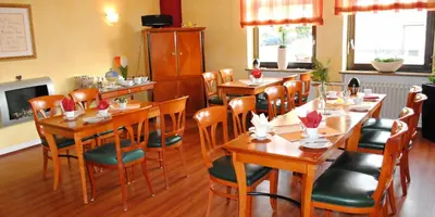 Ein Restaurant oder anderes Speiselokal in der Unterkunft Laacher Lay Hotel
